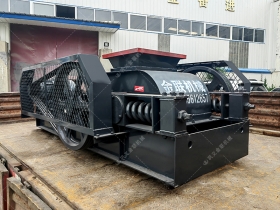 2PG400x400小型對輥午夜成人电影在线观看發往福建泉州破碎瓜子石