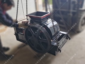 2PGC400X250小型雙齒輥午夜成人电影在线观看發往安徽蚌埠破碎玻璃