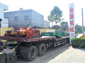 兩台小型對輥午夜成人电影在线观看和直線振動篩發往江蘇南通處理矽石
