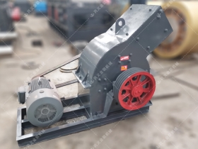 PC200x300小型不鏽鋼錘式午夜成人电影在线观看發往河北唐山粉碎化肥