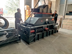 2PG800X600中型對輥午夜成人电影在线观看發往四川瀘州用瓜子石製砂